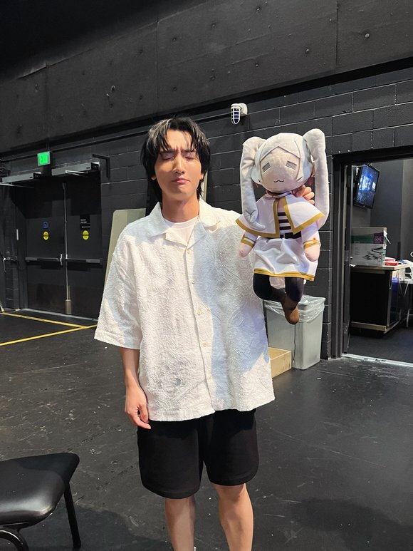 A group photo of Kiyomi Chihiro and the Furilian doll